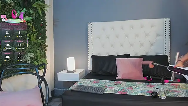 Julia Martinez  online show from November 28, 2025, 11:35 am