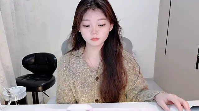 yangyang-1115 online show from November 10, 2025, 5:17 am