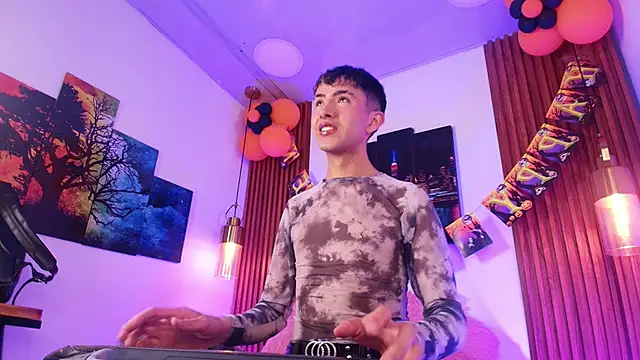 Noah Xitruxx online show from October 29, 2025, 2:58 am