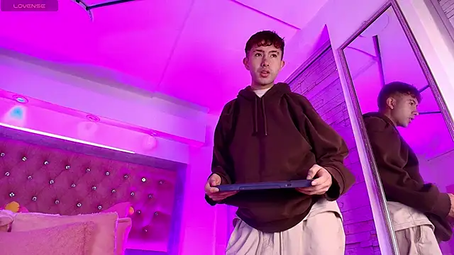 Noah Xitruxx online show from November 17, 2025, 1:06 pm