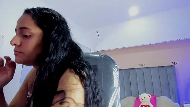 Giselle Roldan online show from November 12, 2025, 3:18 am