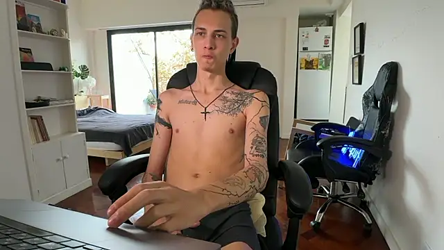 Den BlueXx online show from June 3, 2026, 6:02 pm