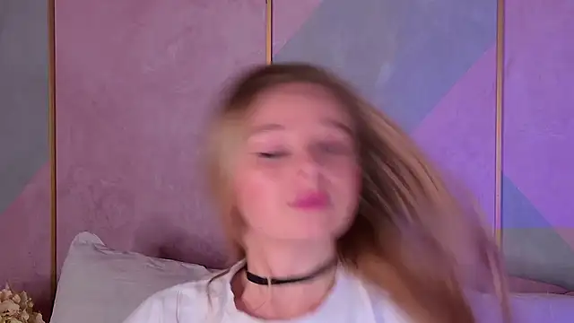 Snapshot of BeatriceEsmont chatting on March 7, 2025, 12:58 am BeatriceEsmont online show from March 7, 2025, 12:58 am