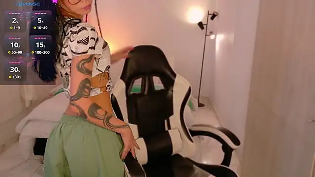 AnabelWolf online show from December 17, 2025, 4:57 pm