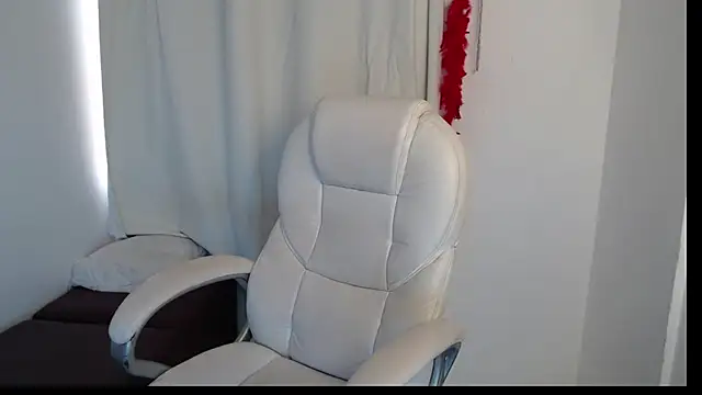 Xileny-Halliwey online show from October 19, 2025, 1:34 pm