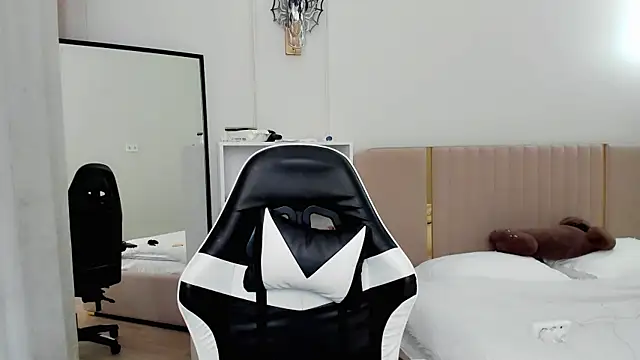 may mia online show from November 12, 2025, 3:40 am