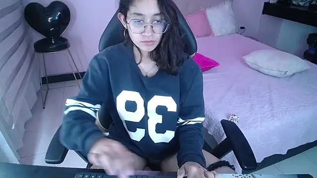 Snapshot of Lili_Gomez_ chatting on December 30, 2024, 4:19 pm Lili Gomez online show from December 30, 2024, 4:19 pm
