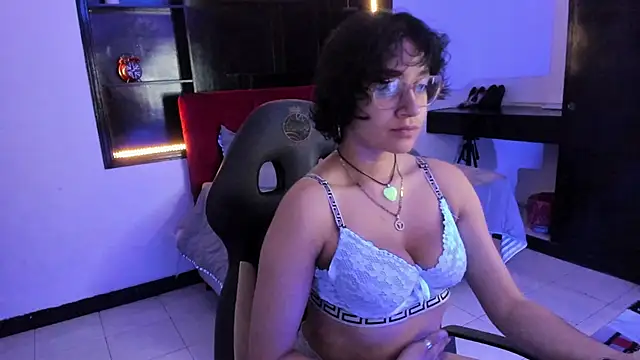 Lili Gomez  online show from December 5, 2025, 10:46 am