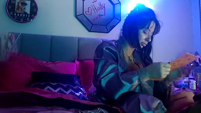 Hollyhudson123 online show from January 4, 2025, 6:30 am