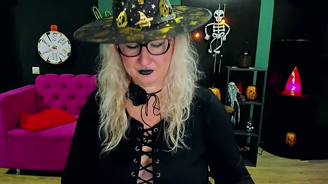 ChristyBrooks online show from October 31, 2025, 9:10 am