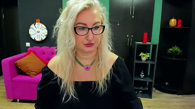 ChristyBrooks online show from November 4, 2025, 7:18 am