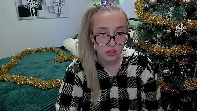 LinaTruly online show from December 23, 2024, 8:03 pm