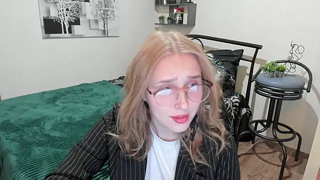 LinaTruly online show from January 24, 2025, 8:54 pm