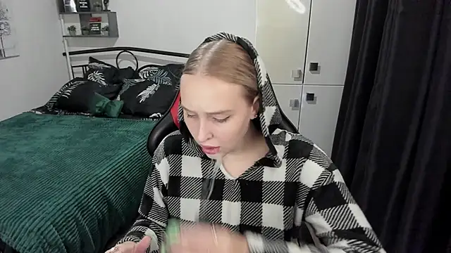 LinaTruly online show from September 10, 2025, 9:15 pm