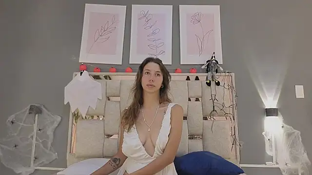 jolie lov online show from October 29, 2025, 1:24 pm