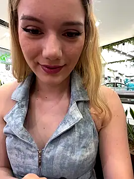 Snapshot of NicoleCut chatting on October 1, 2025, 8:04 pm NicoleCut online show from October 1, 2025, 8:04 pm