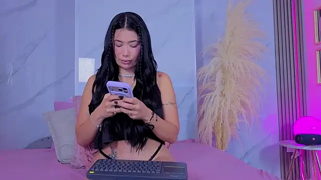 Chlooee   online show from April 9, 2026, 1:27 am