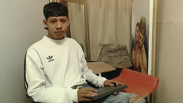 mr stiven  online show from November 17, 2025, 2:17 am