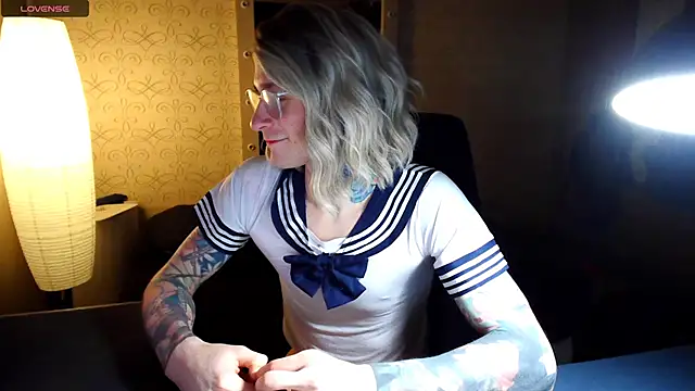 Julia dolls online show from December 15, 2025, 6:01 pm