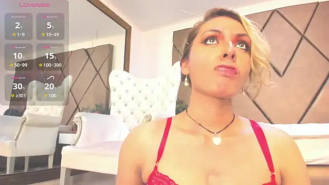 Snapshot of LunitaDiva chatting on March 5, 2025, 12:33 pm LunitaDiva online show from March 5, 2025, 12:33 pm