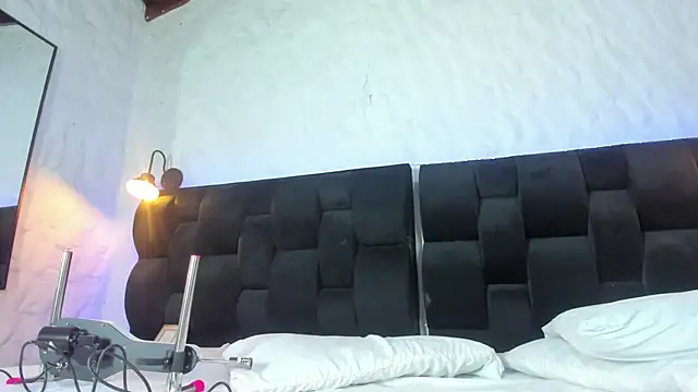 Camila  Gomez online show from October 9, 2025, 12:25 pm