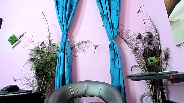 miss--flora online show from October 22, 2025, 10:26 am