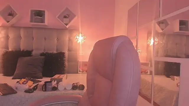 melanie hh online show from October 14, 2025, 4:02 am