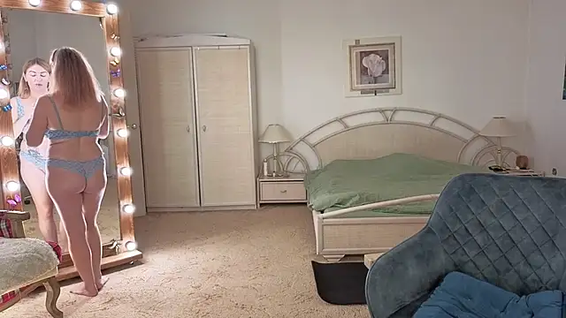 moonlight4u online show from November 4, 2025, 6:45 am