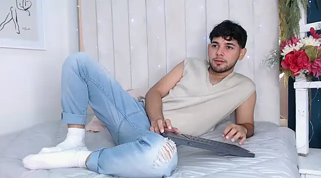Snapshot of Samir_bear chatting on January 18, 2025, 12:47 pm Samir bear online show from January 18, 2025, 12:47 pm
