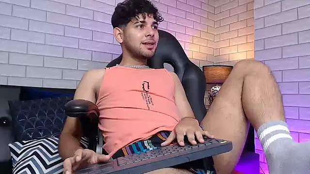 Snapshot of Samir_bear chatting on March 8, 2025, 12:30 pm Samir bear online show from March 8, 2025, 12:30 pm