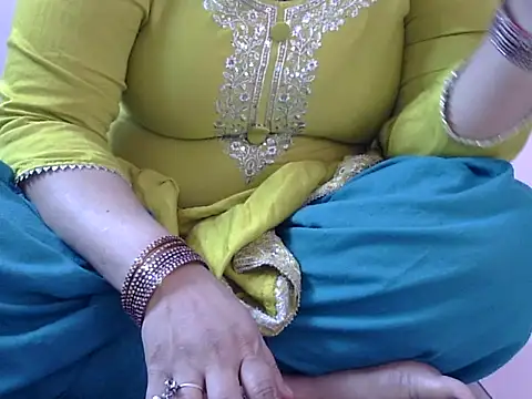 Snapshot of Housewife12 chatting on November 13, 2025, 7:07 am Housewife12 online show from November 13, 2025, 7:07 am