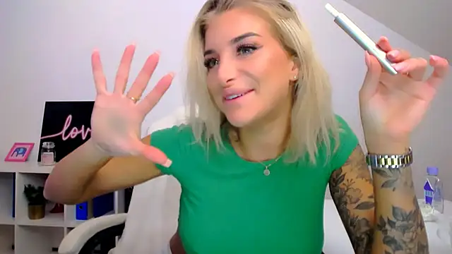 Lia Benini online show from February 27, 2025, 1:07 pm