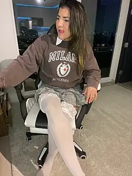 AlejandritaMilano online show from April 12, 2026, 1:32 am