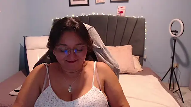 AngelRouss online show from February 28, 2025, 3:04 pm