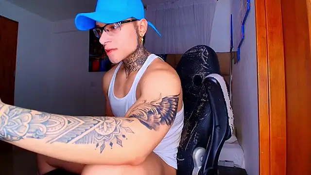 DennisWalkerr online show from December 19, 2025, 10:39 pm