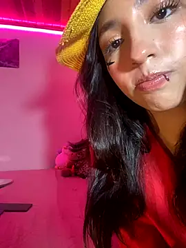 Snapshot of lauuraww chatting on October 23, 2025, 2:00 am lauuraww online show from October 23, 2025, 2:00 am