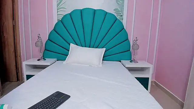 Snapshot of Daphne_Fox_ chatting on February 22, 2025, 6:39 am Daphne Fox online show from February 22, 2025, 6:39 am