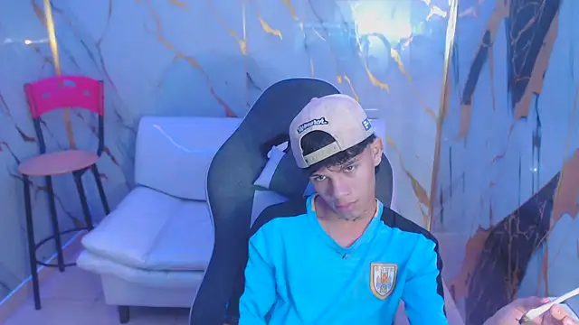 Snapshot of andy_dan18 chatting on October 9, 2025, 2:59 pm andy dan18 online show from October 9, 2025, 2:59 pm