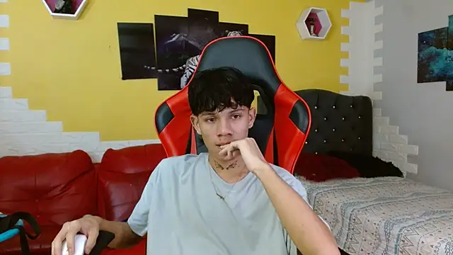 Snapshot of andy_dan18 chatting on October 14, 2025, 2:18 pm andy dan18 online show from October 14, 2025, 2:18 pm