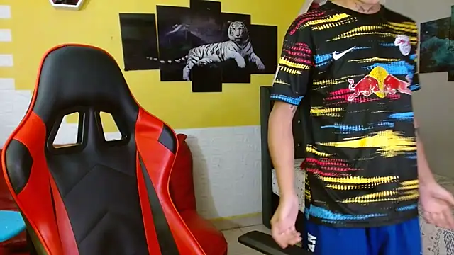 Snapshot of andy_dan18 chatting on October 15, 2025, 2:50 pm andy dan18 online show from October 15, 2025, 2:50 pm