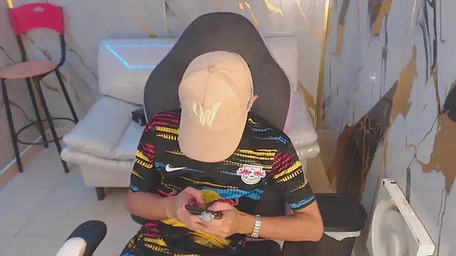 Snapshot of andy_dan18 chatting on October 22, 2025, 2:17 pm andy dan18 online show from October 22, 2025, 2:17 pm