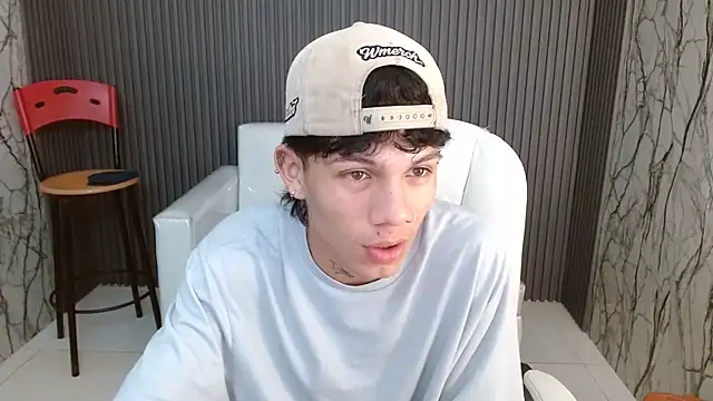 Snapshot of andy_dan18 chatting on October 23, 2025, 3:44 pm andy dan18 online show from October 23, 2025, 3:44 pm