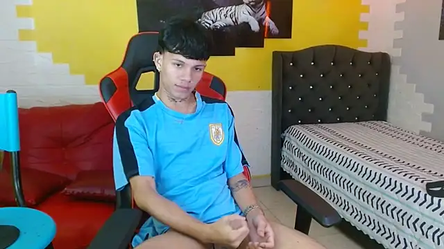 Snapshot of andy_dan18 chatting on November 4, 2025, 2:16 pm andy dan18 online show from November 4, 2025, 2:16 pm