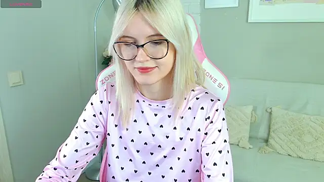 NellieLoyns online show from November 16, 2025, 5:18 pm