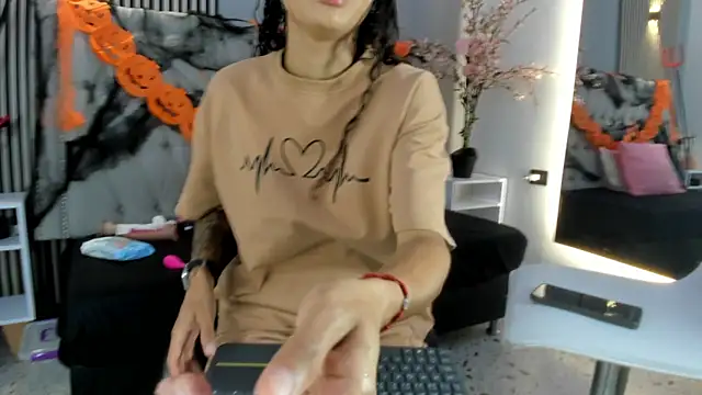 Snapshot of GysellHanson chatting on October 31, 2025, 11:33 am GysellHanson online show from October 31, 2025, 11:33 am