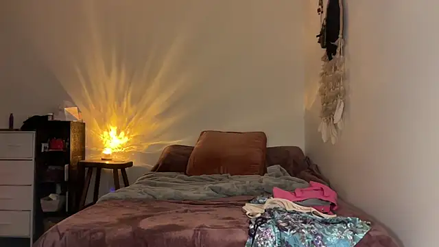 leahsparkles online show from October 2, 2025, 5:25 am