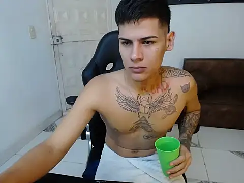 Snapshot of Clyde019 chatting on December 22, 2024, 10:17 am Clyde019 online show from December 22, 2024, 10:17 am