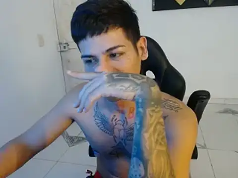 Snapshot of Clyde019 chatting on January 17, 2025, 5:19 pm Clyde019 online show from January 17, 2025, 5:19 pm