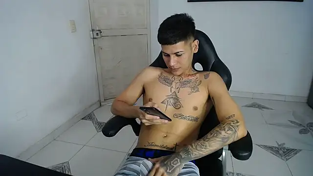 Snapshot of Clyde019 chatting on February 24, 2025, 3:53 pm Clyde019 online show from February 24, 2025, 3:53 pm