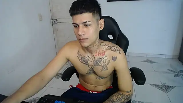 Snapshot of Clyde019 chatting on February 26, 2025, 4:45 pm Clyde019 online show from February 26, 2025, 4:45 pm